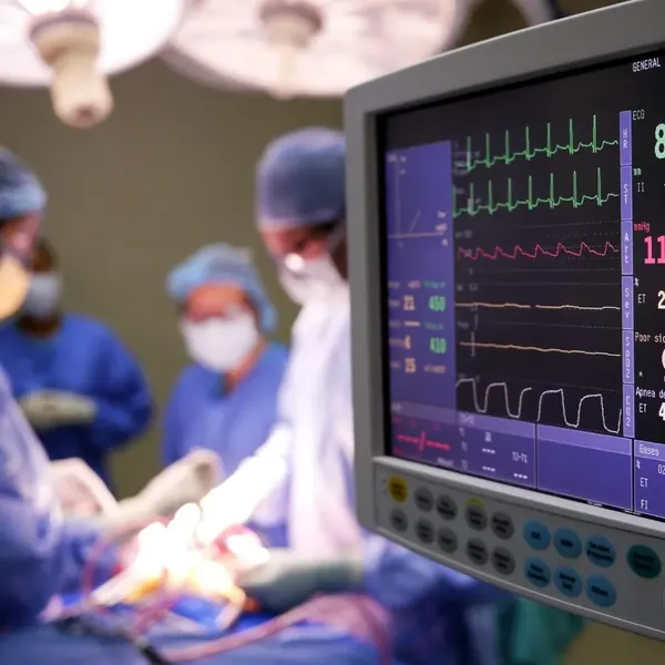 Cardiólogo intervencionista realizando un procedimiento por catéter en León